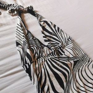 Halterneck topp - Häftig och vacker topp med knyt i nacken. Stretchig så funkar till XS-M. 