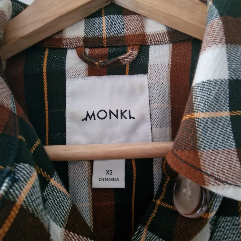 Rutig skjorta/jacka från monki i storlek xs (passar äver s) går att använda som jacka för vår och sommar. Jackor.