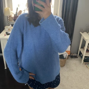 Stickad tröja - Stickad blå tröja från Wera i storlek L, för referens är jag 170 cm och bör oftast S eller M. Säljer pga flytt så priset kan diskuteras vid en snabb affär🌸💓