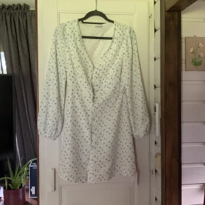 Klänning  - Säljer nu den absolut finaste klänningen jag ägt pågrund av förliten storlek, endast testad!