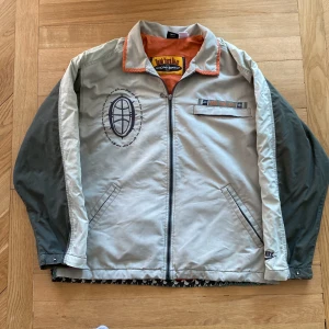 Vintage 90s Nike Dunk Yard Daze jacket One Life One Hoop - Vintage Nike 90s jacket. Generellt very good condition. No holes or tears. Small discrete stains on the lower front. Most likely treatable. 