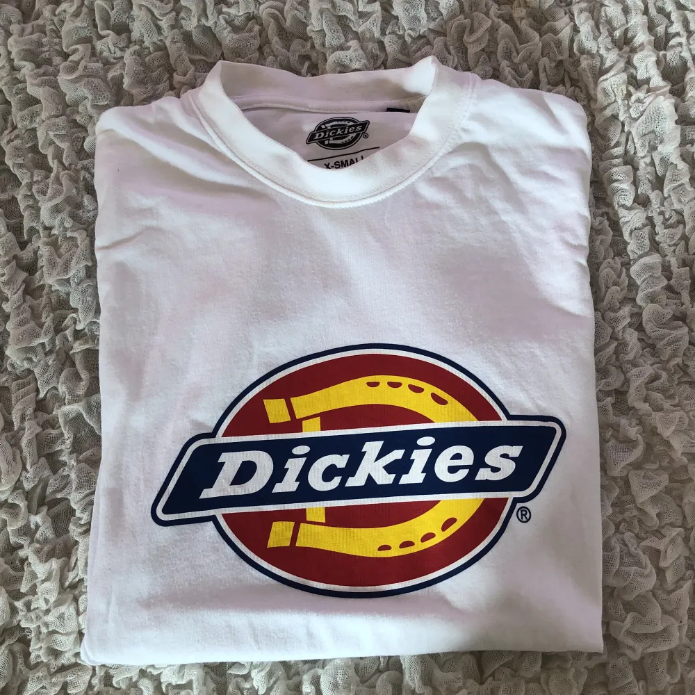 Säljer denna fina dickies tröja i storlek xs men funkar som s och m också👍🏼använd upp till 3 gånger men märks inte alls att den är använd💕. T-shirts.
