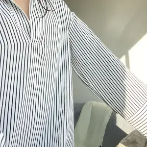 Randig oversized skjorta i storlek S från H&M. Passar perfekt att ha under en sweatshirt eller bara som den är. Använd väldigt lite och är i superfint skick.  