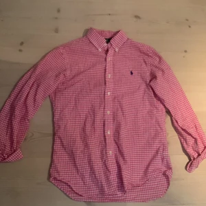 Ralph Lauren skjorta  - Jag säljer nu min Ralph lauren skjorta då den inte passar mig så bra längre. Skjortan är i väldigt bra skick. 