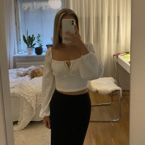 Topp - Oanvänd vit topp/blus från Nelly. Säljer då den tyvärr aldrig kommit till användning.💕