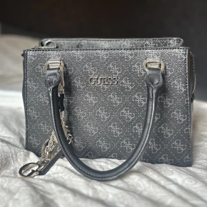Guess väska - Säljer min Guess väska då den knappt kommer till användning. Den är knappt använd, är i nyskick och har inga defekter. Dustbag kommer med🌸 