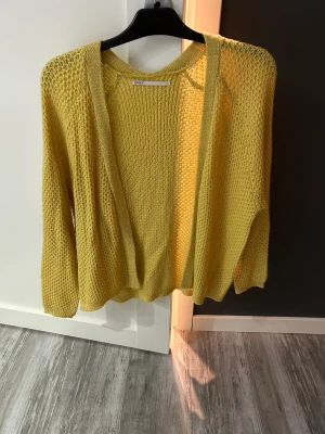 Kofta - Kofta från only använd Max 2 gånger. Storlek är xs men kan passa som xs/s. Är i mycket bra skick!