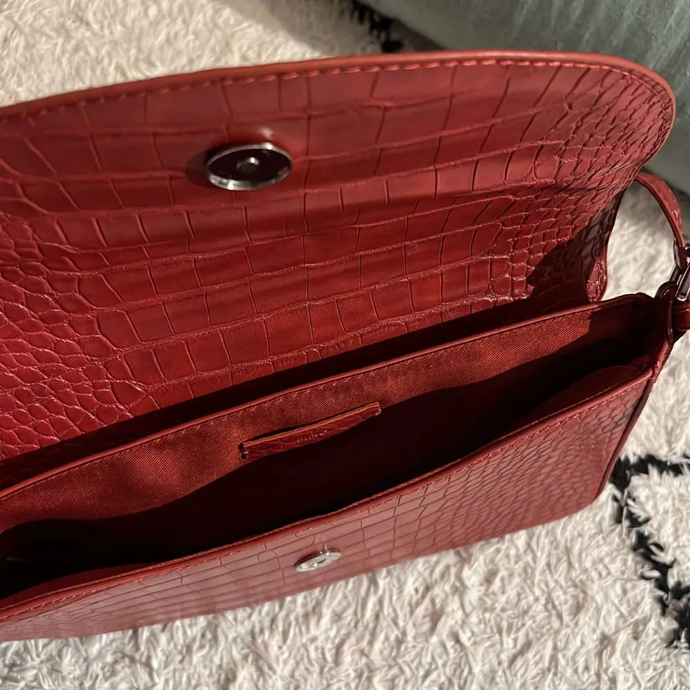 Röd handväska från Mango i nyskick. Väskor.