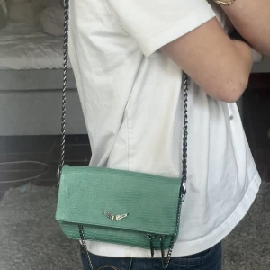 Zadig väska - Fin Zadig väska som är i den lilla modellen, ska sälja den då den tyvärr inte kommer till användning.  💓 Nypris: 2700kr Pris: 1000kr 