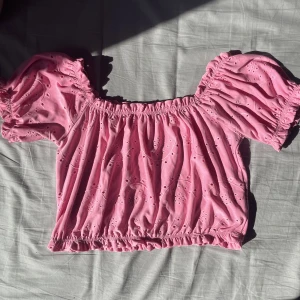 Rosa topp - Jag säljer denna oanvända topp för 40kr, storlek L🥰