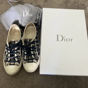 Dior sneakers  - Säljer min favorit skor, de är använda men  i gott skick självklart tvättar jag dem innan jag postar dem. Snöret har gått sönder lite på ena skon men de beige skosnörena följer med och de är knappt använda. Kartong, dustbag, tag följer med. Nypris 10500kr