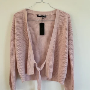 VERO MODA kofta  - Wrap cardigan från VERO MODA  Ordinarie pris: 259kr