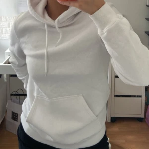 Vit hoodie  - Jätte skön men kommer inte till användning. Strl xs men passar s också. 