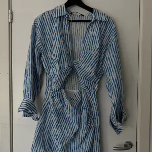 Säljer denna super fina klänning från Zara! Nypris 399 kr, skriv privat för bilder på.