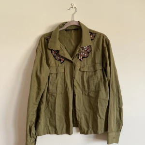 Jacka/skjorta - Tunnare jacka / skjorta med pärlbrodyr på framsidan av axlarna. Fint skick!