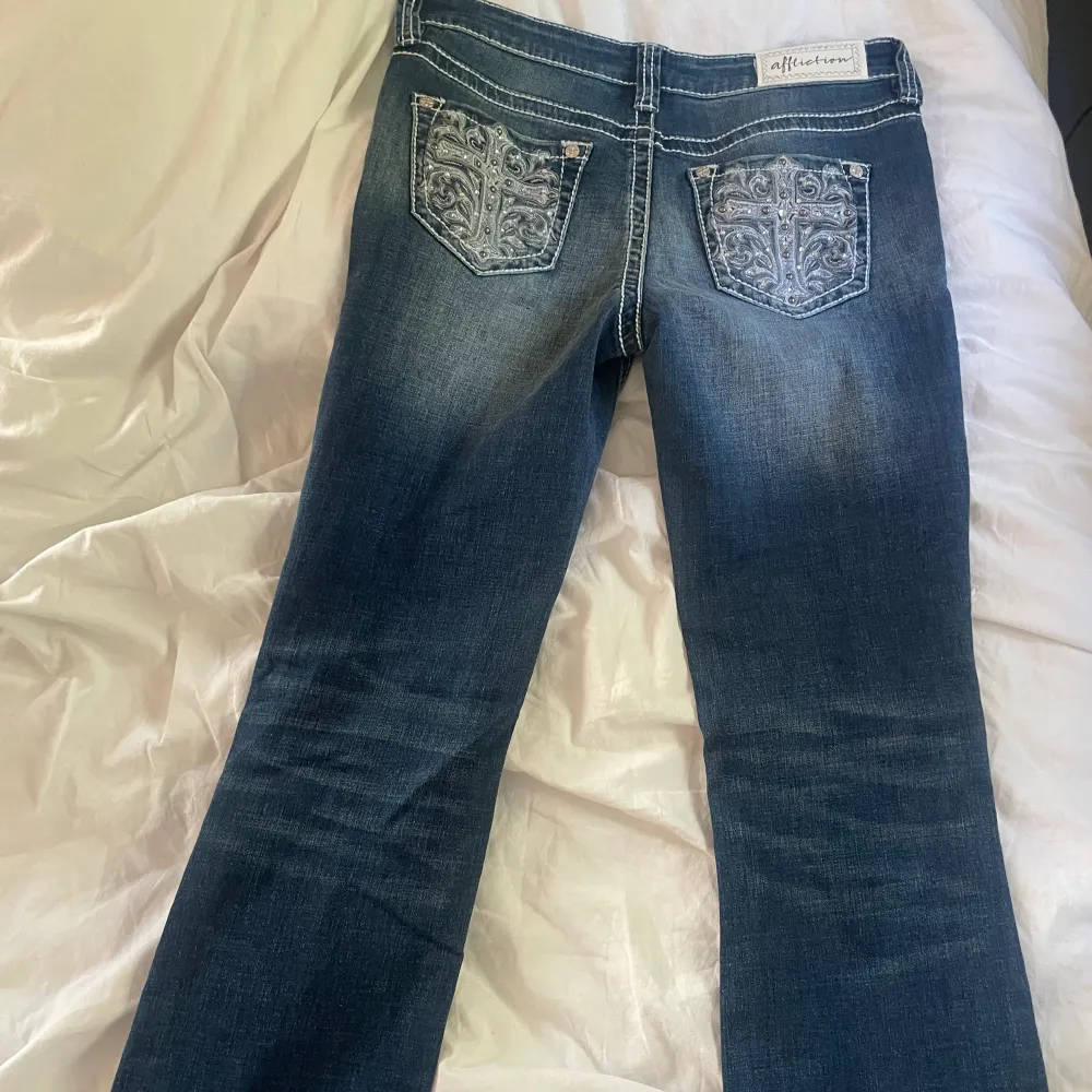 Säljer dessa super snygga jeans helt nya men passade inte riktigt mig ny pris 1250kr mitt pris 500+frakt  väldigt töjbara så passar nån som har 27-30 skulle jag tro lågmidjade. Jeans & Byxor.