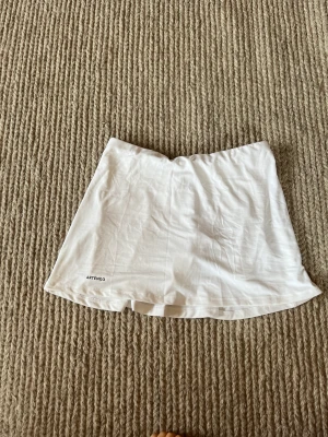 Tennis/padelkjol - Oanvänd vit kjol för tennis eller padel. Alla lappar kvar. Innershorts i kjolen.