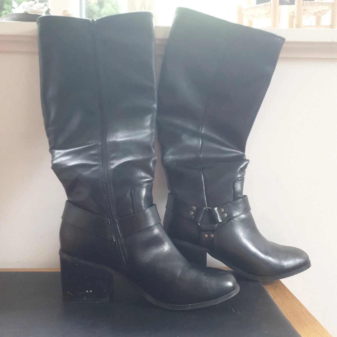 Svarta knähöga biker boots i pleather - 90