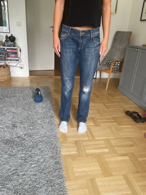 Lågmidjade jeans - Lågmidjade jeans med slitningar 