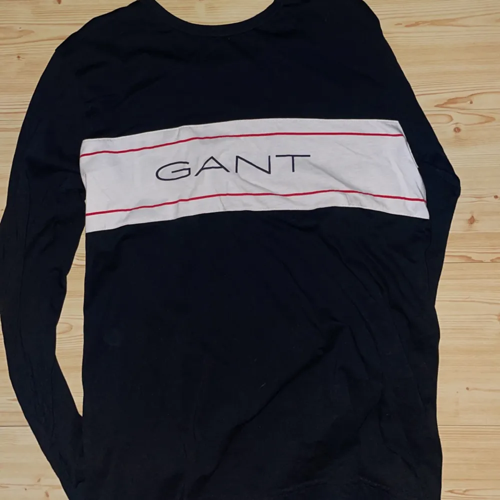 Säljer min Gant tröja som är i väldigt bra skick då den bara används ett fåtal gånger. Lite tunnare material och väldigt skön. Hör av er vid funderingar👍. Tröjor & Koftor.
