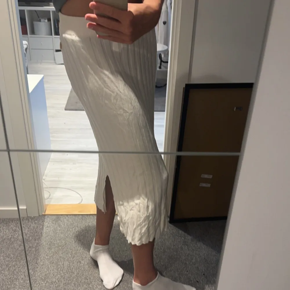 En väldigt fin vit långkjol ifrån Pernilla Wahlgrens kollektion, väldigt bra skick då den aldrig är andvänd💗skriv ifall du vill ha fler bilder💗. Hameet.