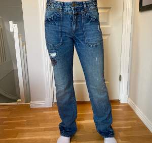 Bootcut jeans med hög midja. Märke Closed. Ben innerlängd 83 cm. 
