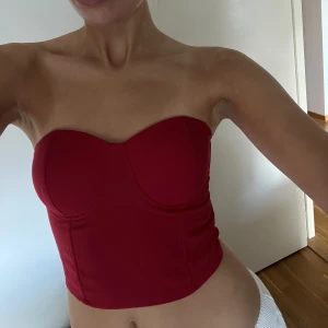 Bandeu topp - SKITSNYGG bandeutopp, med vaddering, i rött för så många tillfällen!!! Väldigt bekväm, sitter uppe och aldrig använd!