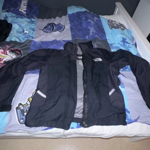 Northface jacka  - **Northface vent jacka** i strl XS passar som S använder inte, Perfect för hösten o när de börjar bli kallt den håller värmen, kontakta mig vid intresse och frågor då pris kan diskuteras, köparen betalar frakt, kan mötas up i Gävle!!