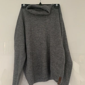 Grå stickad tröja  - Från lager 157! Köpte på sellpy men inget jag har använt. Så jag säljer den. Skriv privat för fler frågor:)