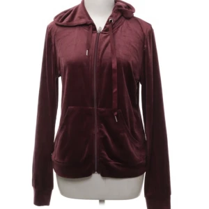 Mysig kofta Gina Tricot  - En jätte skön kofta från Gina Tricot i Storlek M💕💕 finns tyvärr ej kvar snörerna, vet ej vart dom är. Men Perfekt nu till hösten eller vintern :)