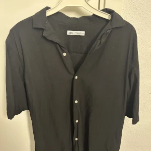 Linneskjorta  - Linneskjorta från zara väldigt fin 