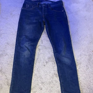 Scotch and soda jeans  - Ett par scotch and soda jeans i slim fit. Grymt  skick 10/10 nästan aldrig använda, nypris 1350 och mitt pris är 500 kr, storlek 28/30 