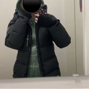 Sail Racing Jacka - Säljer nu min Sail Racing jacka som är köpt här på Plick.(Bilderna är lånade från förra ägaren)Använd varsamt under knappt en vinter, så den ser fortfarande ut som på bilderna. Inga skador eller märken. Förra ägarens pris 1600kr, säljer pga vill ha en ny💕