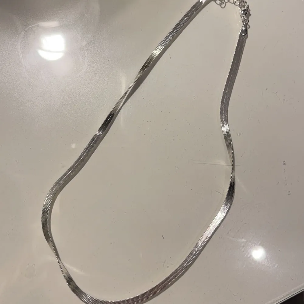 Säljer ett jättefint och trendigt halsband då jag inte använder silversmycken❤️aldrig använt. Övrigt.