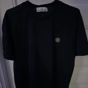  Stone Island t-shirt  - Äkta svart Stone Island t-shirt i strl L. Jättebra skick med inga märkbara flaws. Kom gärna med bud
