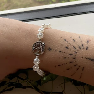 Pärlarmband  - Blompärlor & livets träd🪷