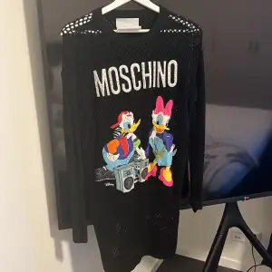Moschino tröja som är lång stickad/nät, aldrig använd 