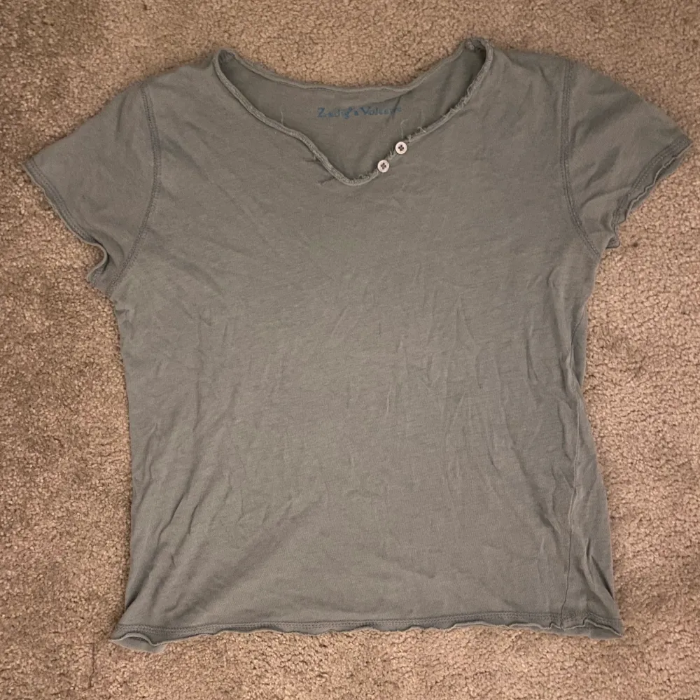 Snygg t-shirt från zadig med tryck på baksidan, begagnat skick. Säljes då den är för liten 💓 Storlek xs. T-shirts.