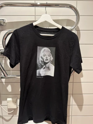 Celini t-shirt - Celini t-shirt använd 3 gånger skick 8/10 storlek S nypris 550