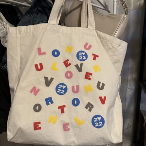 harry styles love on tour tote bag 2022 - säljer min love on tour tote bag från 2022 <3 köptes officiellt under konserten & har använts något, därav litet märke på bandet men det syns inte & kan skicka bilder och visa om man skulle vilja! går att buda i kommentarerna <3