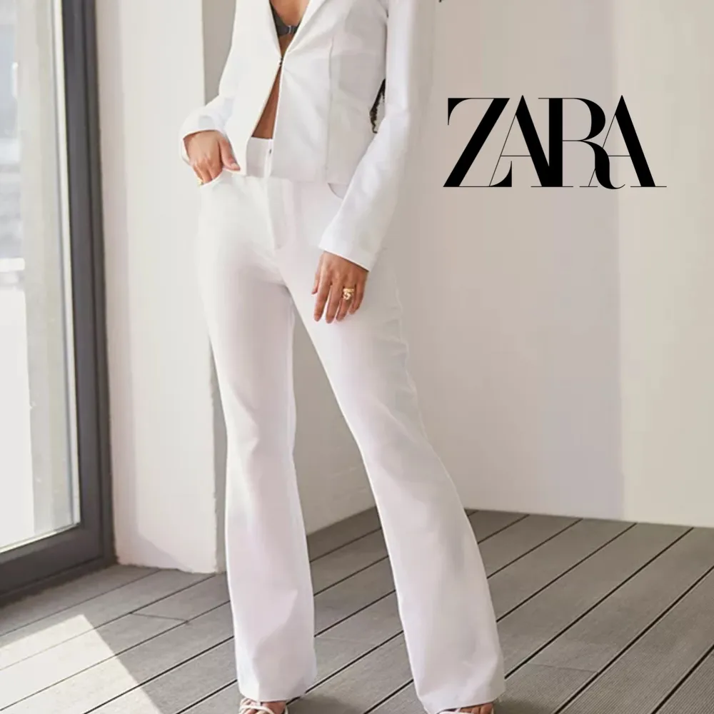 Vita byxor från Zara, perfekt till fest! Använda 2 gånger, men knapparna har av någon konstig anledning rostat lite (se bild 3) men det är inget som syns när man har på sig byxorna❤️. Jeans & Byxor.