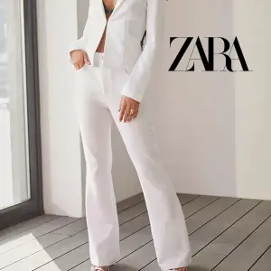 Vita byxor från Zara, perfekt till fest! Använda 2 gånger, men knapparna har av någon konstig anledning rostat lite (se bild 3) men det är inget som syns när man har på sig byxorna❤️