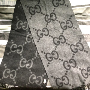 GUCCI CASHMERE JACQUARD SCARF - Gucci two tone scarf som är i nyskick 10/10. Möts i Stockholm!  W45cm x L200cm  100% cashmere  Nypris 8.200 (690€) idag 2.500