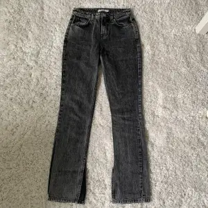 Grå mid-waist jeans med slits från NA-KD, storlek 32🤍