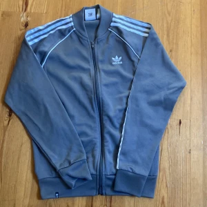 Grå Adidas tröja - Adidas tröja storlek S 