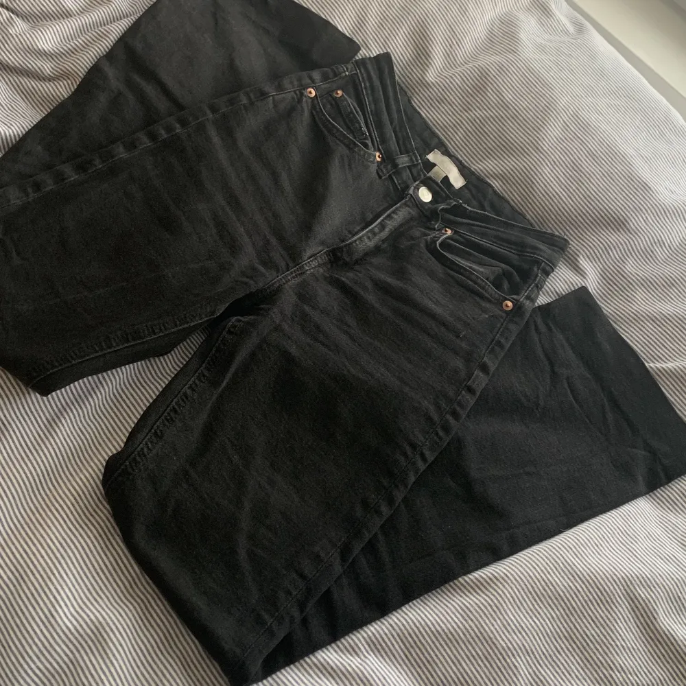 Ett par midrise bootcut jeans från HM!! Jeansen är längst ner uppklippta men sydda, så inga trådar syns! Jeansen är använda men har inga defekter. Kontakta för fler frågor 💝. Jeans & Byxor.