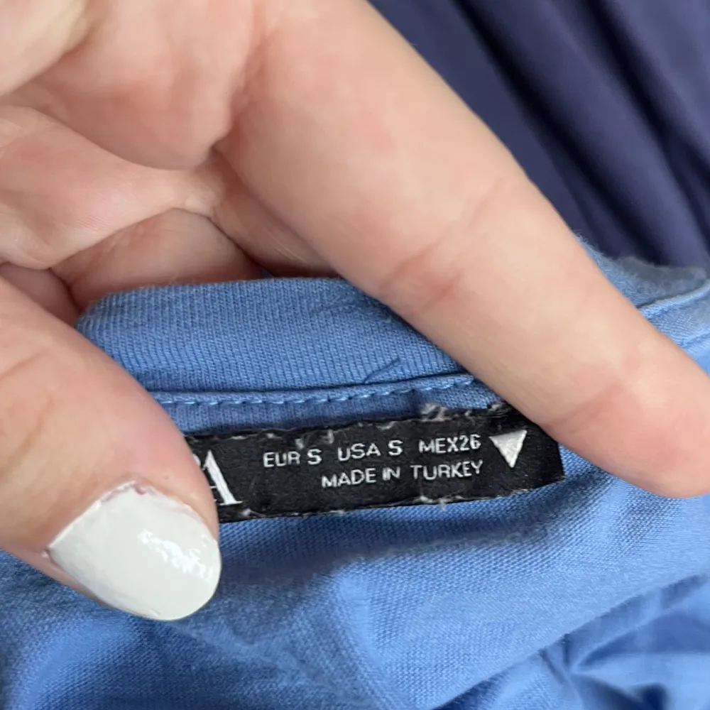 En såå fin topp från Zara!!💙Fina sömmar på sidorna med snören som går att knyta till rosetter. Säljer då den tyvärr är för liten för mig. Köpt våren 2021, endast använd ett fåtal gånger & är i bra skick. Inga synliga defekter. Pris kan diskuteras.. Yläosat.