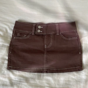Brun mini jeanskjol🤘🏼 - Cool brun mini jeanskjol med små vita detaljer ifrån h&m i storlek 32.💓 Fråga om frakt.