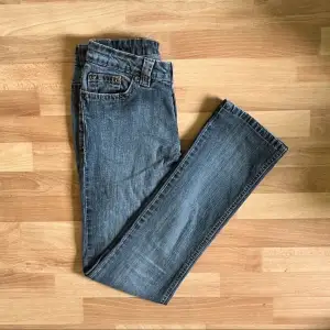 Säljer dessa jeansen som jag inte riktigt passar i längre ❤️ perfekt skick 