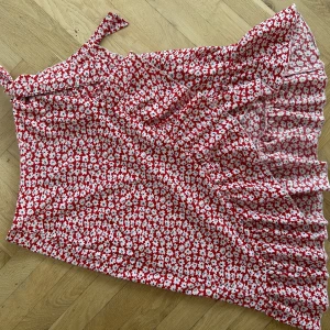 Långkjol - Denna ursnygga blommiga Långkjol med ett knyte i midjan kommer tyvärr inte längre till användning och säljs därför, nästan aldrig använd och är i bra kvalitet 💗